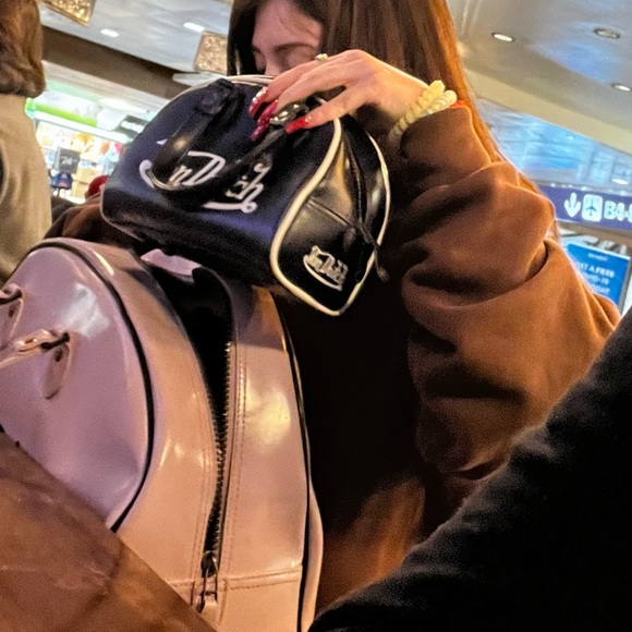 Meet your Posher, Robyn 💜 - Picture 3 of 6